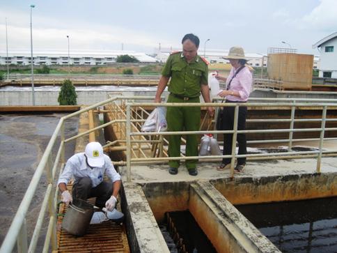 Cán bộ Trung tâm kiểm định môi trường, C49 thu mẫu nước thải của nhà máy xử lý nước thải Công ty Sonadezi Long Thành, Đồng Nai để kiểm định (Ảnh: Cục Cảnh sát Môi trường)