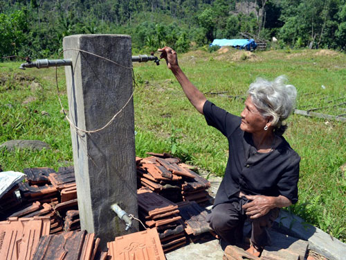 Người dân sống trong khu tái định cư thủy điện Hà Nang không có nước sinh hoạt (Ảnh: Tử Trực)