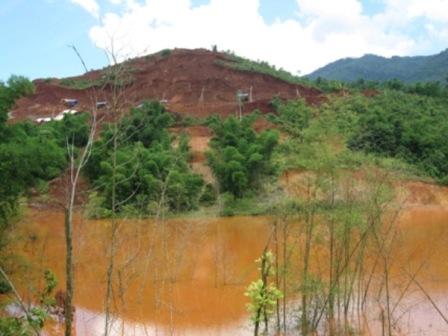 "Hồ chết" là nơi xả thải tại mở khai thác quặng ở thôn Vần Trong (Ảnh: Trần Đại/Nông nghiệp Việt Nam)
