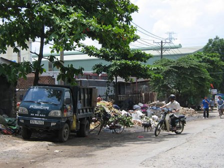 Bô rác trên đường Lê Hữu Chí, đối diện Bệnh viện Thủ Đức, thường xuyên bốc mùi hôi thối. (Ảnh: Minh Khanh/nld.com.vn)