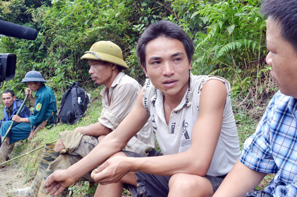 Lò Văn Ón rưng rưng nước mắt kể lại vụ sạt núi cho phóng viên  (Ảnh: Báo Lào Cai) 