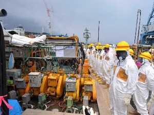 Chuyên gia hạt nhân thanh sát tại công trình ngăn nước nhiễm xạ ra biển tại Okuma, quận Fukushima (Ảnh: AFP/TTXVN)