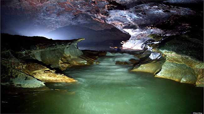 Dòng sông ngầm chảy trong hang động
