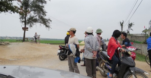 Người dân bức xúc chặn đường không cho xe ô tô chở cát qua lại (Ảnh: Nông nghiệp Việt Nam)