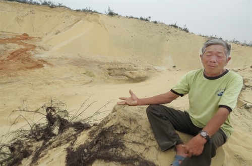 Ông Đoàn Văn Tuy: “Trước đây, vùng cát này có mộ con tui” (Ảnh: Nông nghiệp Việt Nam)
