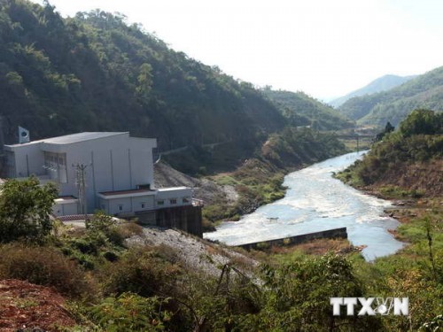 Thủy điện cũng gián tiếp gây nên tình trạng phá rừng bừa bãi tại Tây Nguyên (Ảnh minh họa: TTXVN)