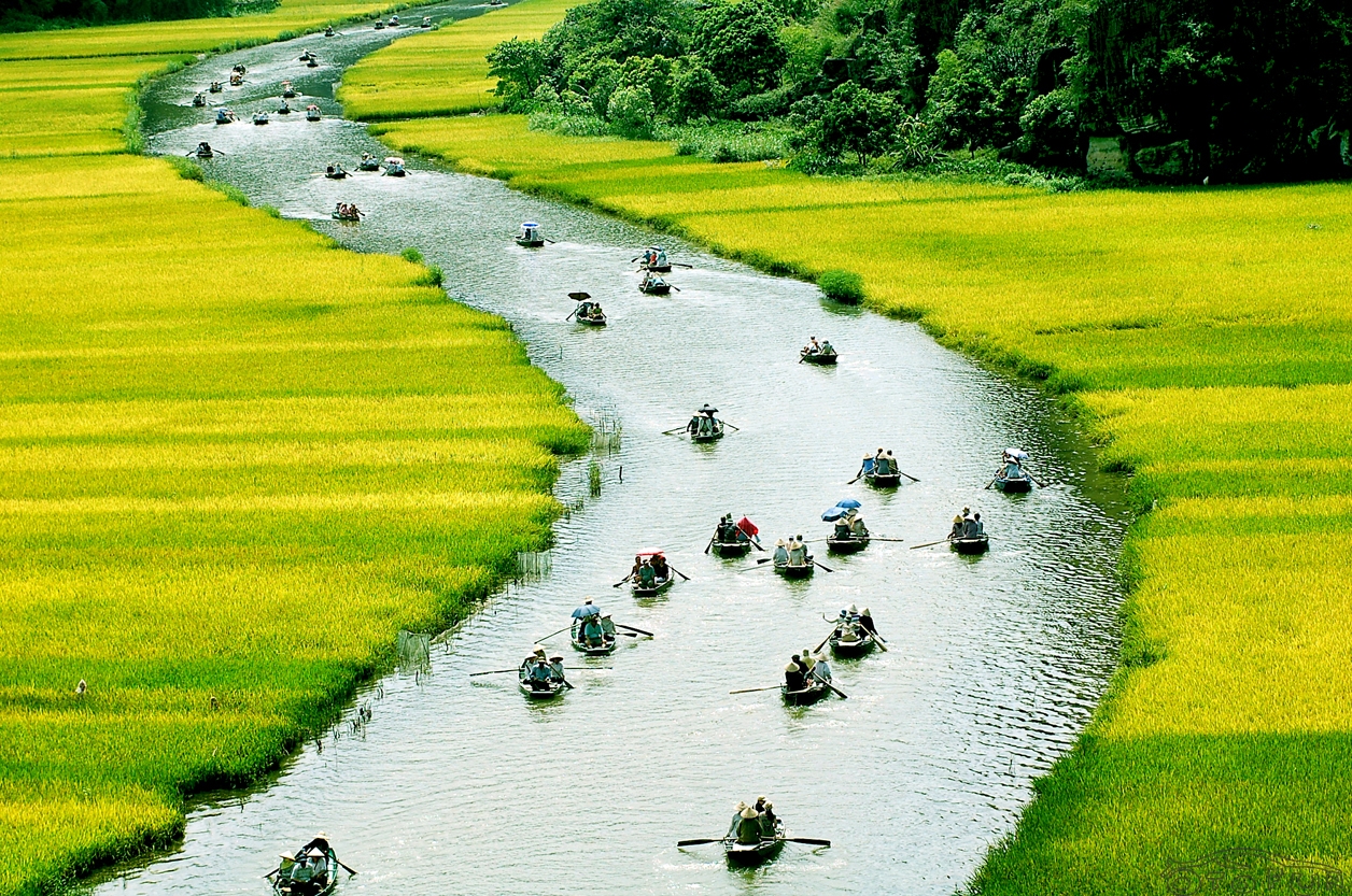 Ninh Bình du lịch: Ninh Bình là một trong những địa danh du lịch hấp dẫn nhất Việt Nam với rất nhiều cảnh đẹp tựa như thiên đường. Bạn sẽ được trầm mình trong không gian thiên nhiên tuyệt đẹp, thưởng ngoạn khung cảnh đầy hoang sơ, cổ kính và lãng mạn.