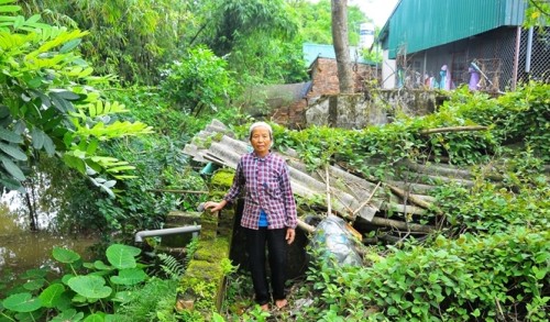 Ngôi nhà của bà Nguyễn Thị Chải trị giá 150 triệu đồng (năm 2007) bị sập đổ hoàn toàn. 6 năm qua, bà phải ở tạm trong căn bếp rộng 6m2 (Ảnh: nongnghiep.vn)