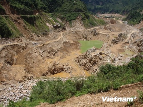Dòng suối-đoạn chảy huyện Nguyên Bình, tỉnh Cao Bằng bị đào bới tan hoang sau một thời gian doanh nghiệp rút ruột khoáng sản (Ảnh: Hùng Võ/VietnamPlus) 