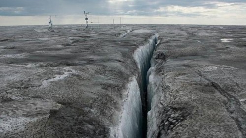 Nhà khoa học Jason Box cùng nhóm của mình vô cùng bất ngờ và lo sợ khi tận mắt chứng kiến những tảng băng chuyển màu đen với tốc độ kỷ lục ở Greenland - một đảo quốc Bắc cực liên kết với lục địa Bắc Mỹ.