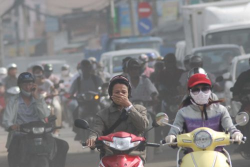 Cảnh khói bụi trên đường ở TP Hồ Chí Minh (Ảnh: Mạnh Linh/TTXVN)