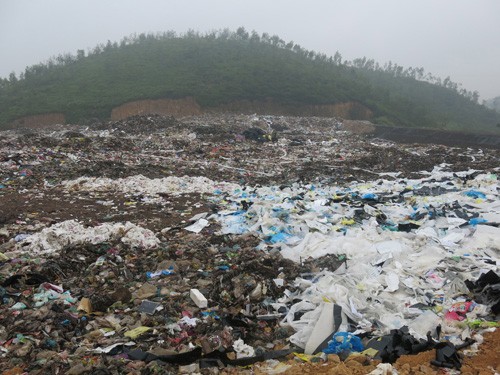 Rác thải không qua xử lý, chôn lấp gây ô nhiễm môi trường nghiêm trọng ở xã Minh Đức, Phổ Yên. (Ảnh: Hoàng Thảo Nguyên)