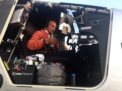 Andre Borschberg ngồi trên khoang lái Solar Impulse 2 sau khi hạ cánh xuống sân bay Kalaeloa. (Nguồn: twitter/andreborschberg)