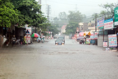 Khu vực Ba Lan, phường Giếng Đáy nước bao vây khắp nơi  (Ảnh: Báo Quảng Ninh)