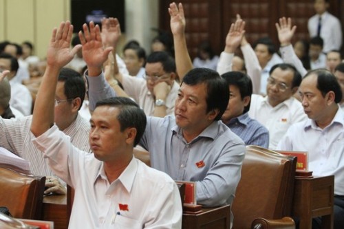  Các đại biểu biểu quyết thông qua tờ trình của UBND TP HCM về tăng phí ô tô (Ảnh: Hoàng Triều/nld.com.vn)