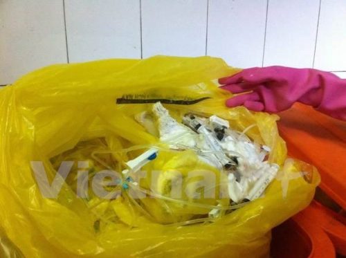 Túi đựng những loại rác thải y tế nguy hạ. (Ảnh: Thùy Giang/Vietnamplus.vn)