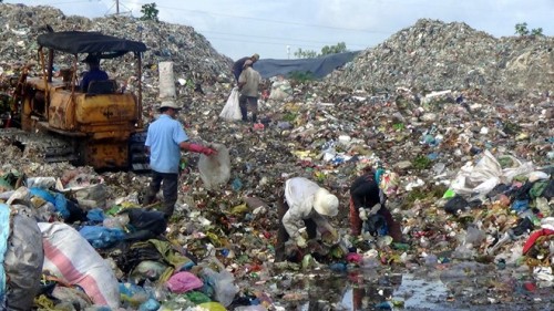 Bãi rác to đùng khiến người dân địa phương rất khổ sở vì ô nhiễm môi trường