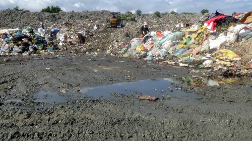 Cận cảnh bãi rác to đùng tồn tại 20 năm tại xã Phú Hưng