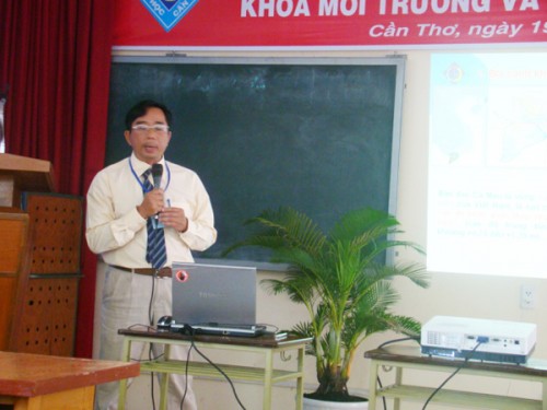 PGS.TS Lê Anh Tuấn trình bày tham luận trong một hội thảo khoa học về biến đổi khí hậu tại ĐBSCL (Ảnh: nongnghiep.vn)