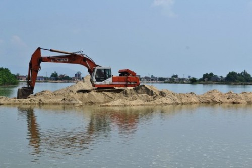 Máy xúc được đưa ra sông Hà Thanh để khai thác cát trái phép