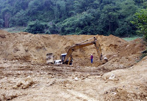 Những chiếc máy múc đào bới suốt ngày để lấy quặng ở xã Thượng Ấm, huyện Sơn Dương, Tuyên Quang (Ảnh: Quang Đán/TTXVN)