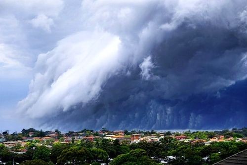 Mây sóng thần tràn qua những ngôi nhà (Nguồn: theguardian.com)
