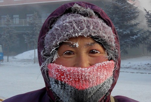 Không khí lạnh tăng cường khiến Hulunbuir, thành phố tại đông bắc Khu tự trị Nội Mông Cổ, Trung Quốc trải qua những ngày tháng thời tiết cực đoan, nhiệt độ xuống tới mức -42 độ C. Trời quá lạnh khiến băng giá 'sinh sôi' trên khuôn mặt người phụ nữ này (Nguồn: QQ)