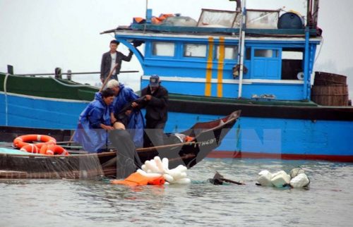 Trục vớt tàu cá và cứu ngư dân bị nạn (Ảnh minh họa: Quốc Việt/TTXVN)