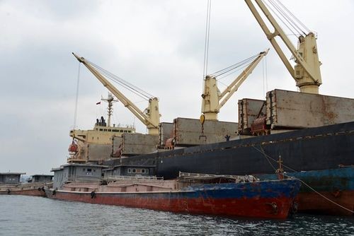 Những con tàu này bị báo chí bắt quả tang khi đang sang tải hàng dời trên vịnh Hạ Long vào giữa tháng 2.2016.