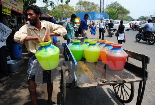 Người dân Ấn Độ xếp hàng lấy nước sạch tại một điểm phân phối nước miễn phí của Chính phủ ở Chennai ngày 22/3 (Nguồn: AFP/TTXVN)