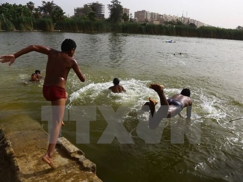 Trẻ em tắm mát trên sông Nile ở thủ đô Cairo, Ai Cập để tránh nắng nóng ngày 15/5 vừa qua (Ảnh: THX/TTXVN)