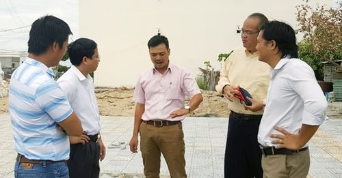 Lãnh đạo xúc tiến đầu tư Đà Nẵng và IPC Malayxia thị sát thực tiễn ở Đà Nẵng.