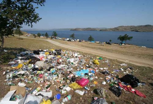  Du lịch bùng nổ kéo theo các ngành nghề “ăn theo”, như nhà hàng, khách sạn, sản xuất đồ mỹ nghệ… phát triển và đương nhiên đằng sau nó là chất thải, rác rưởi bắt đầu tràn ngập khu vực ven hồ Baikal.