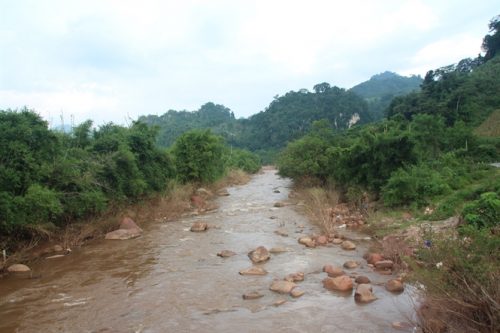 Dòng suối Nậm Quanh chạy qua địa bàn bản Chiềng Nưa