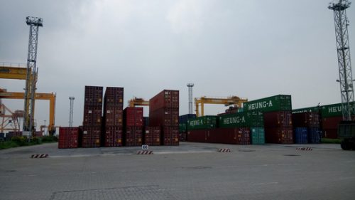 Trong số hơn 3.000 container hàng tồn đọng tại khu vực cảng Hải Phòng có khoảng 2.000 container là cao su, lốp ô tô đã qua sử dụng Ảnh: Trọng Đức