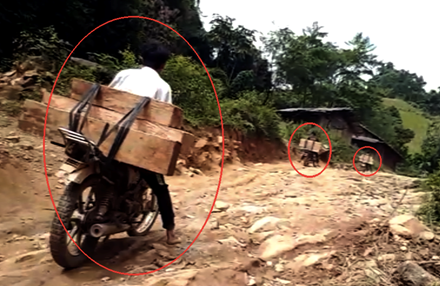 Các xe máy chở gỗ từ Tà Gênh về Bản Mù phải đi trên cung đường vô cùng hiểm trở (ảnh chụp tháng 10.2016) 