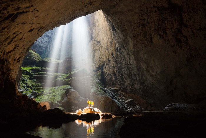 Hang Sơn Đoòng với vẻ đẹp hoang sơ và huyền bí là một trong những hang động lớn nhất thế giới. Hàng nghìn năm để hình thành và vẫn còn rất ít người có thể vào được để khám phá. Đừng bỏ lỡ cơ hội để thưởng thức những hình ảnh tuyệt đẹp của hang động này.
