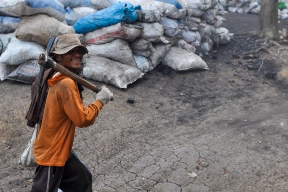 Bên trong các mỏ khai thác than bất hợp pháp ở Indonesia ...